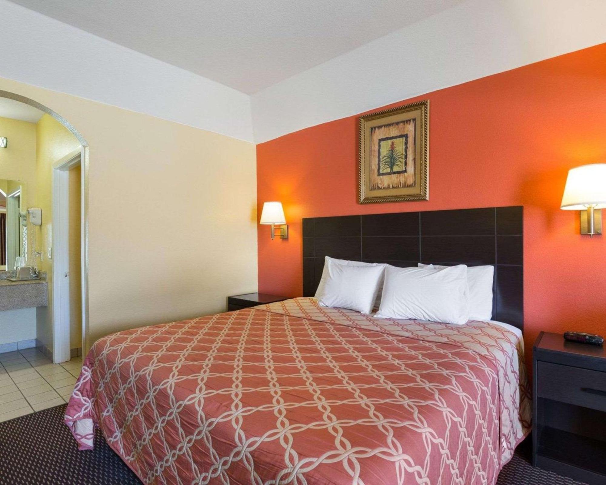 Rodeway & Hotel