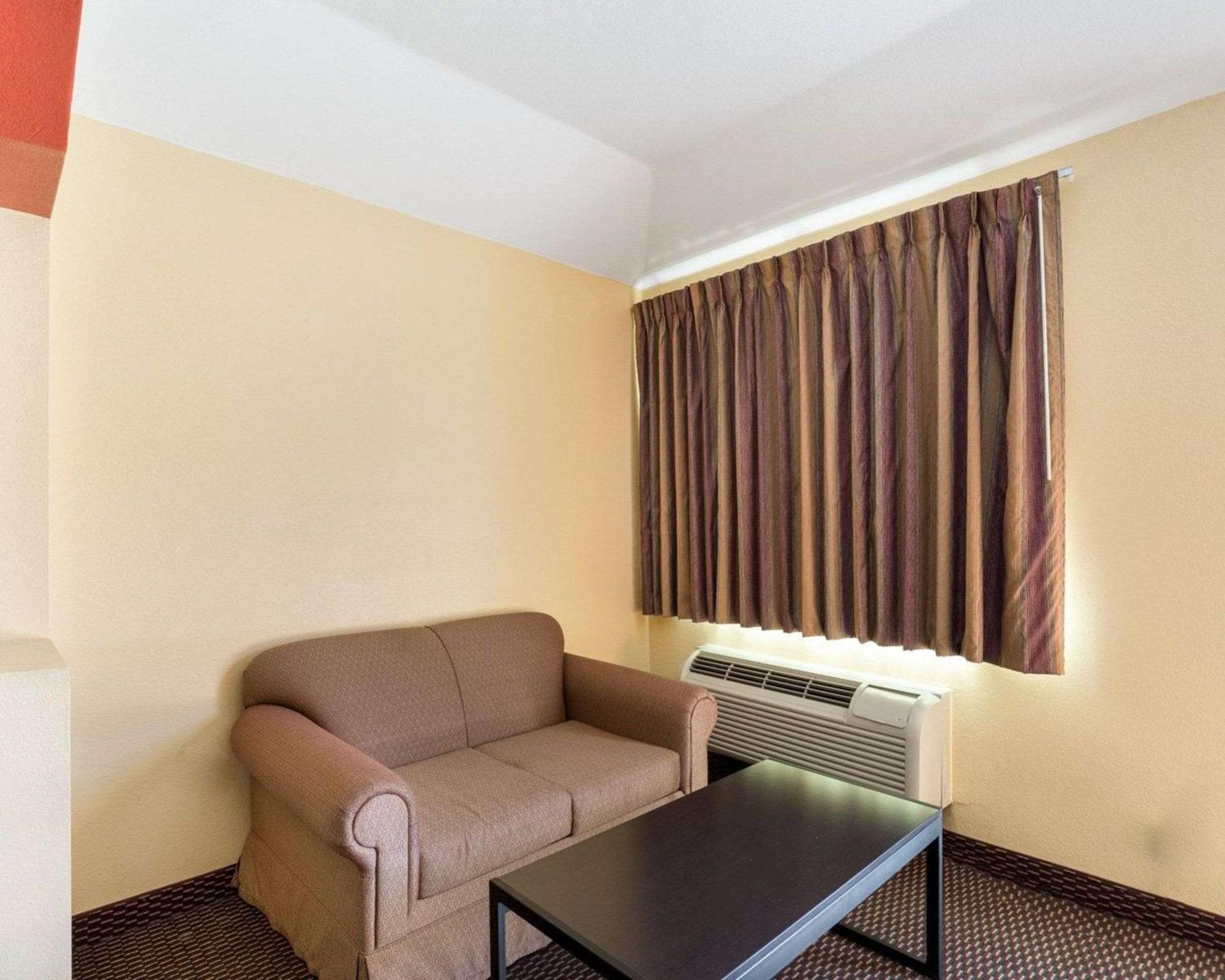 Hotel Rodeway & *